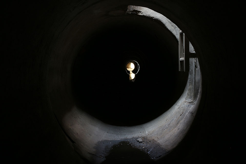 Dešťová kanalizace pod Šumavskou ulicí slouží také jako spojka odlahčovací komory na splaškové kanalizaci a Bratrušovského potoka. 