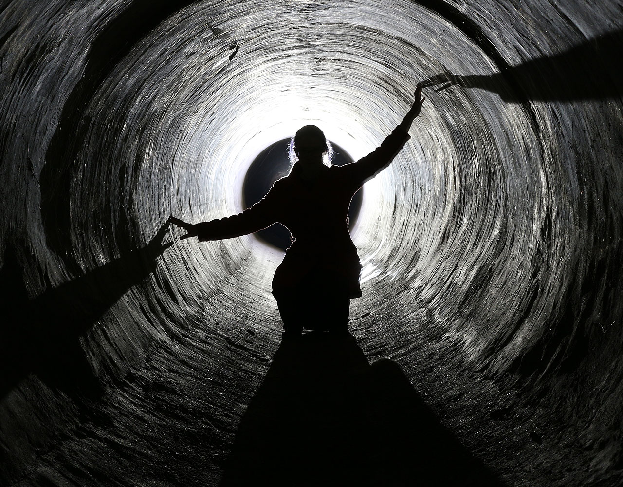 Je tu v podzemí hezky, rourou obvykle nic neprotéká a tak Nancy může v klidu pózovat.