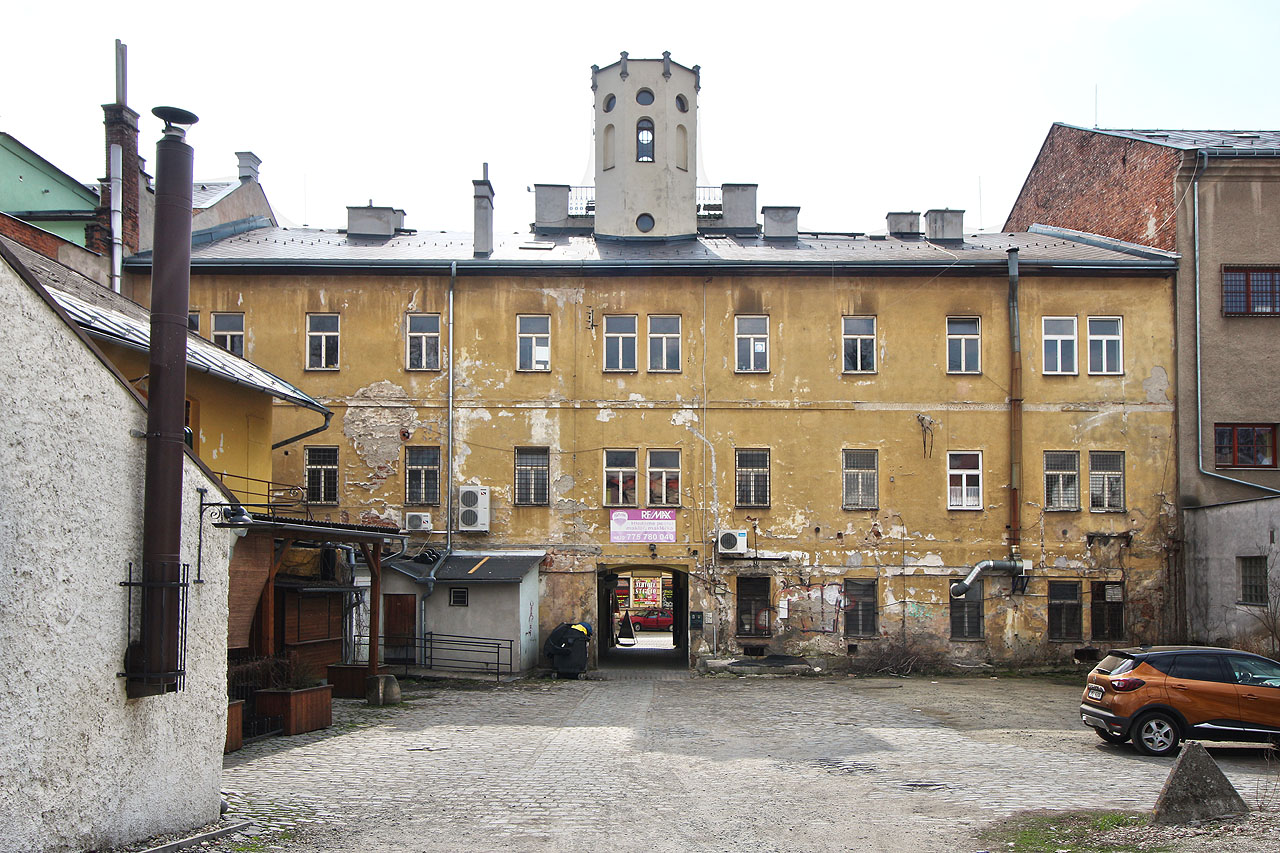 Po skončení akce se vydáváme do města, prohlédnout si doposud chátrající a nyní opravovaný Oberleithnerův palác, druhdy textilní manufakturu.