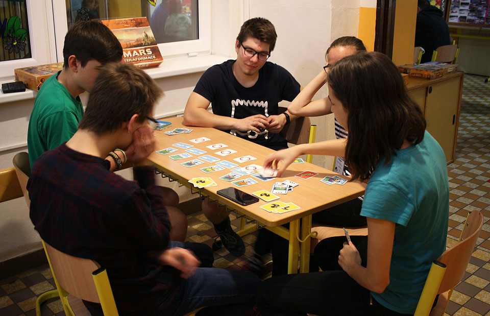 Některé zoufalce se z herny nepodařilo vystrnadit ani po setmění. Museli jsme jim nakonec zhasnout.