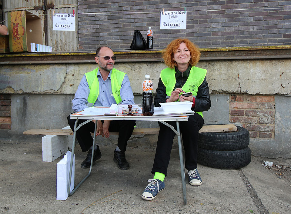 Předseda pražské pobočky SPJF Tajlor se Štěpánkou se usmívají na stratu jubilejního 10. ročníku Pražské Lítačky.