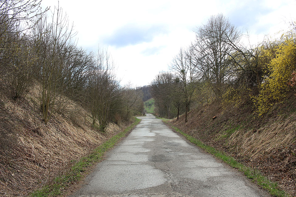 Dráha se strmá do poměrně vysokých kopců Vizovické vrchoviny. Hřeben měla překročit tunelem pod sedlem mezi <a href="/Tema/Pozděchov">Pozděchovem</a> a <a href="/Tema/Prlov">Prlovem</a>, jehož stavba však nikdy nezačala.