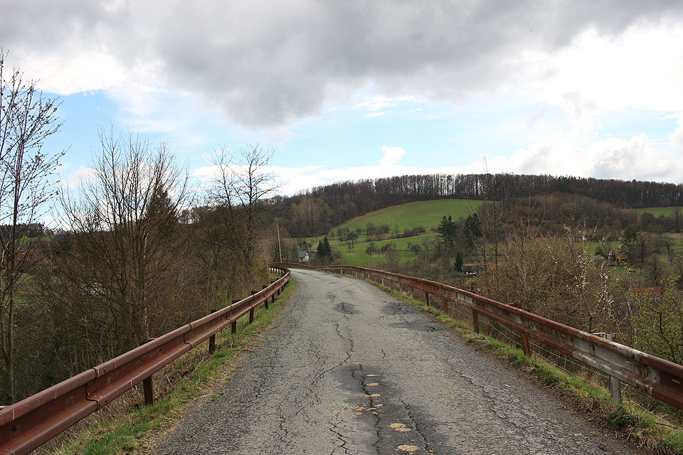 Majestátní náspe nad Ublem se malinko trhá. Před obnovou železnice bude zapotřebí jej trošku zhutnit.