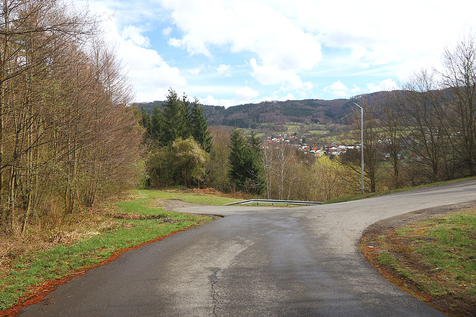 Nad Bratřejovem jsme momentálně do údolí klesající dráhu opustili a vydali se do vesnice a dál na hřeben Vizovických vrchů.