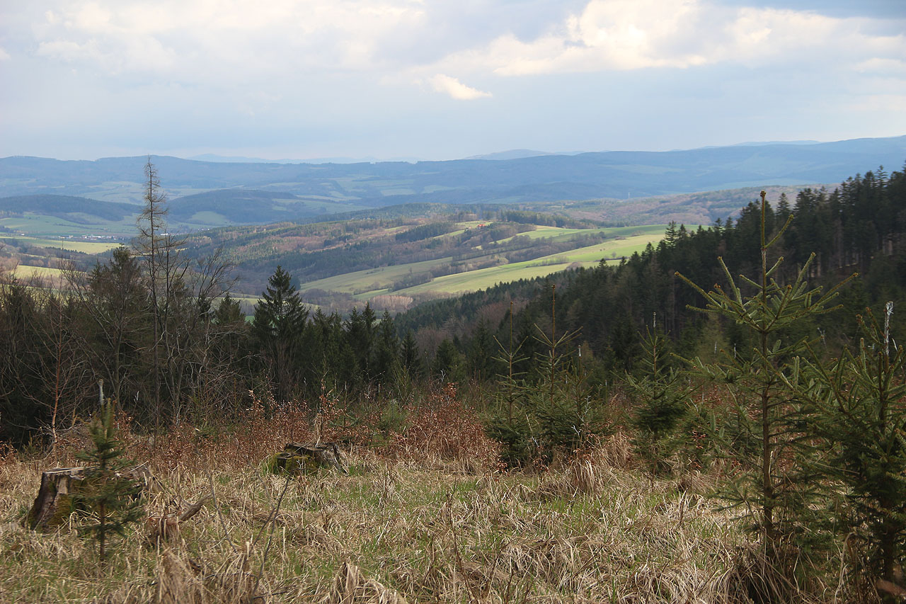Výhled na Vizovické vrchy a podhůří Beskyd.