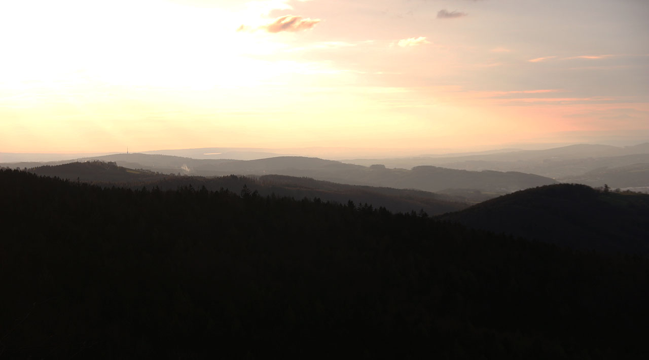 Západ slunce nad <a href="/Tema/Loučka (ORP Valašské Klobouky)">Loučkou</a>.