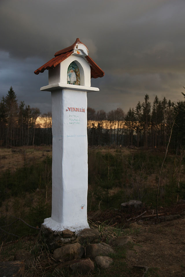 Kdosi tu postavil neumělou kapličku svatého Vendelína, patrona poutníků a pastýřů. Ještě, že ne třeba bouří a dešťů.