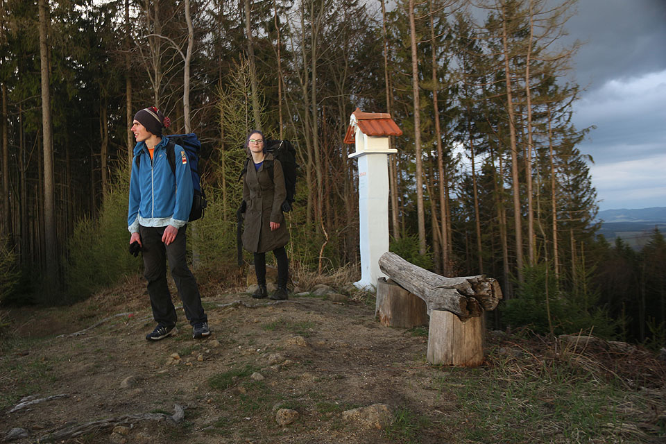 Mí dva souputníci hledají pohledem, kam složit své kosti k spánku. Na to si ale ještě chvíli počkáme.