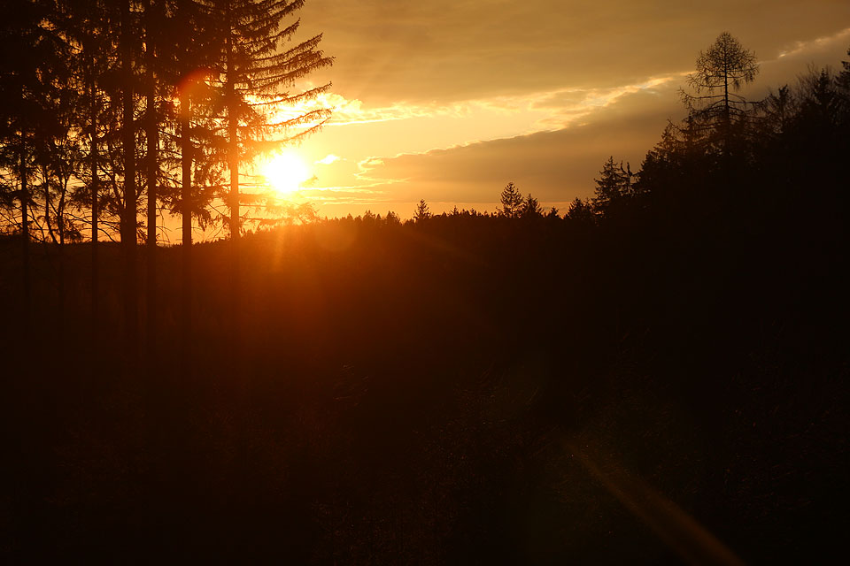 Za <a href="/Tema/Slopné">Slopným</a> už slunko skutečně zapadlo.