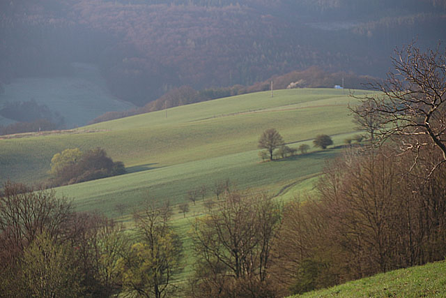 Zamlžené ranní výhledy na oblé tvary kopců nad Luhačovicemi.