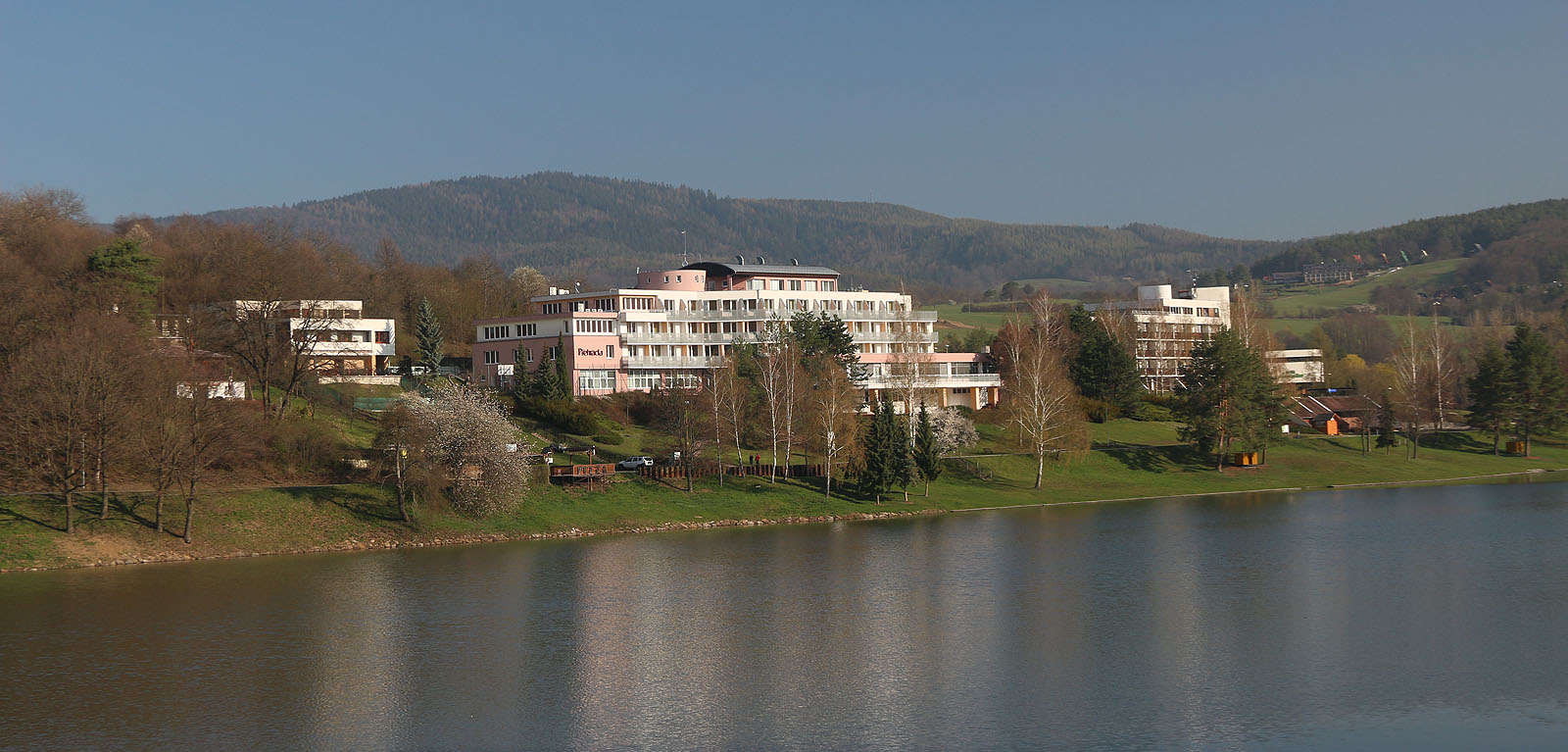 Hotel Adamantino v <a href="/Tema/Pozlovice">Pozlovicích</a> na břehu luhačovické přehrady, kde kdysi Nancy poznala Rouru.