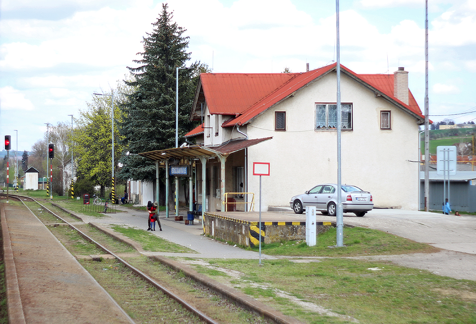 Využívám totiž konečně krásného počasí k focení staničem s historickým objektivem Pentacon 1,8/50 mm. Třeba v <a href="/Tema/Ostrožská Nová Ves (žst)">Ostrožské Nové Vsi</a>, kde mně ochotně zapózovali voják a dívka.