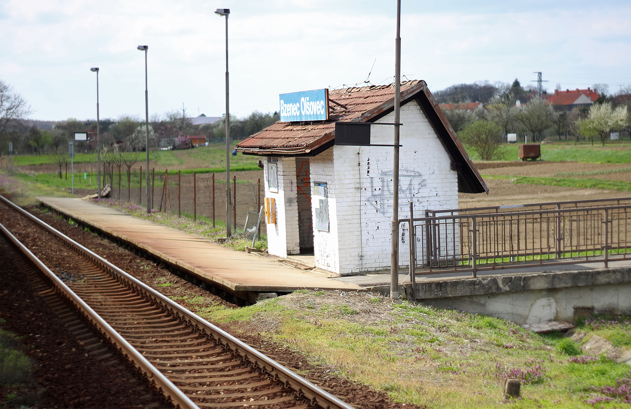 Nebo v <a href="/Tema/Bzenec-Olšovec (žzast)">Bzenci-Olšovci</a>, jediné zastávce na nejkratší železniční trati v českém jízdním řádu (č. 342).