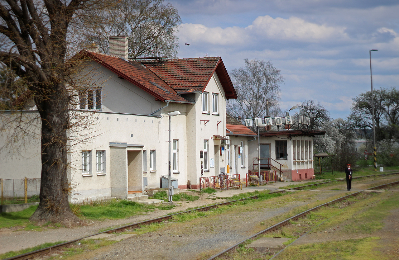 <a href="/Tema/Vlkoš (žst)">Železniční stanice Vlkoš</a> 7. 4. 2019 a paní výpravčí s plácačkou pod paží.