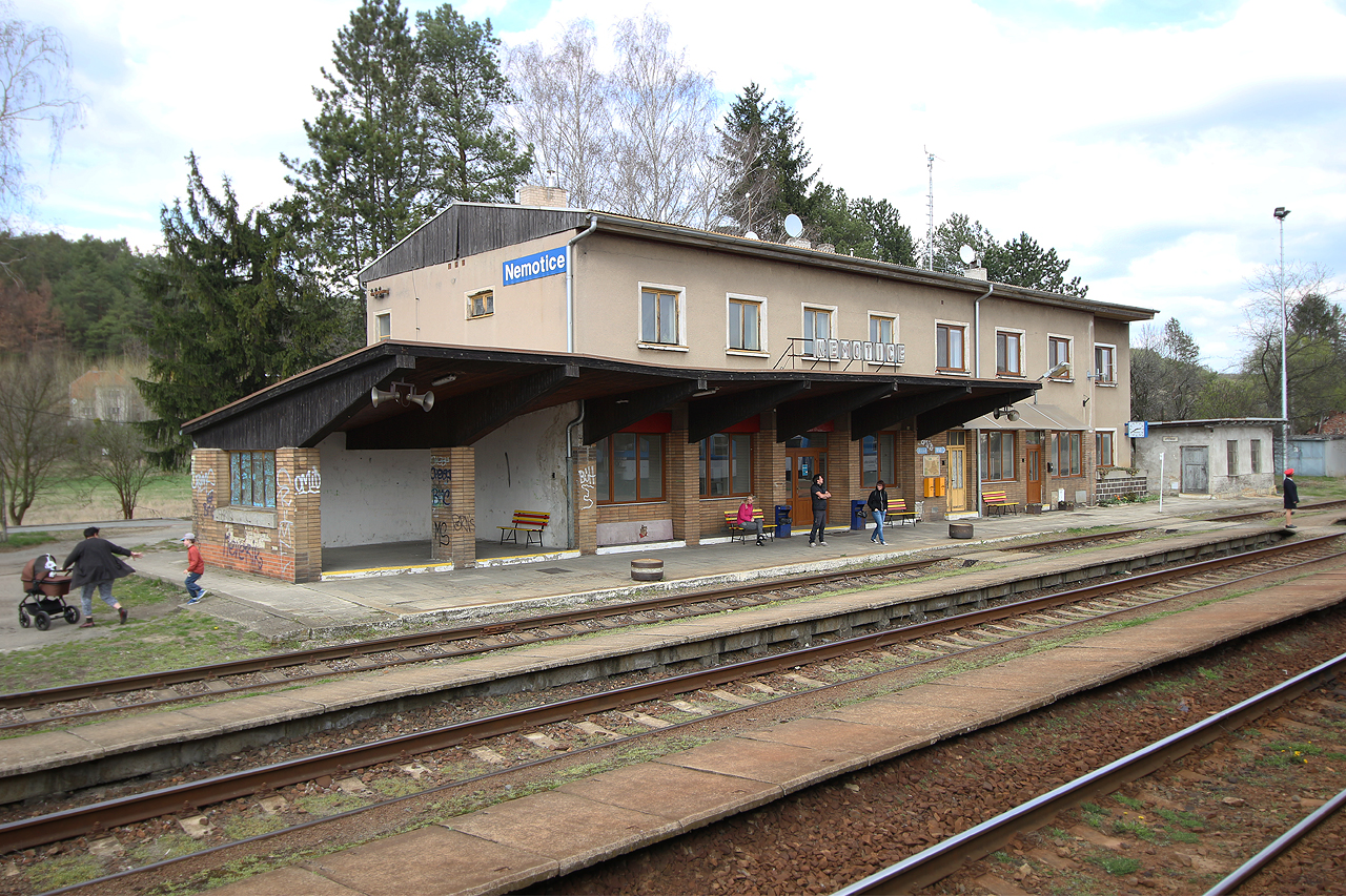 Definitivně se loučíme až v <a href="/Tema/Nemotice (žst)">Nemoticích</a>, kde už paní výpravčí nosí sukni.