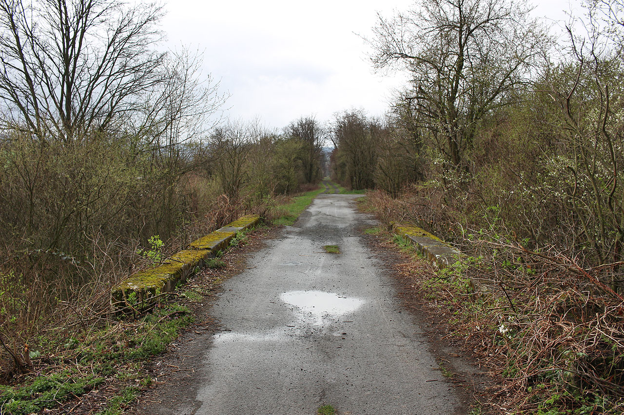 Z nedokončené dráhy jsou dnes polní cesty a silnice. Využívají náspy, zářezy a mostky, které na trase zůstaly.