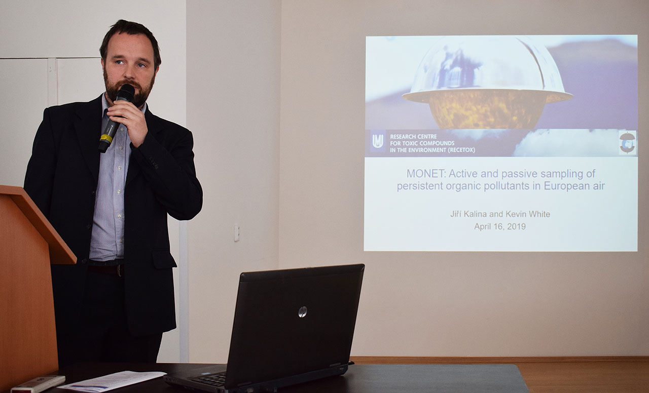 Právě uvádím šestou přednášku odpoledního bloku prvního dne konference nazvanou <b>MONET: Active and passive sampling of persistent organic pollutants in Europen air.