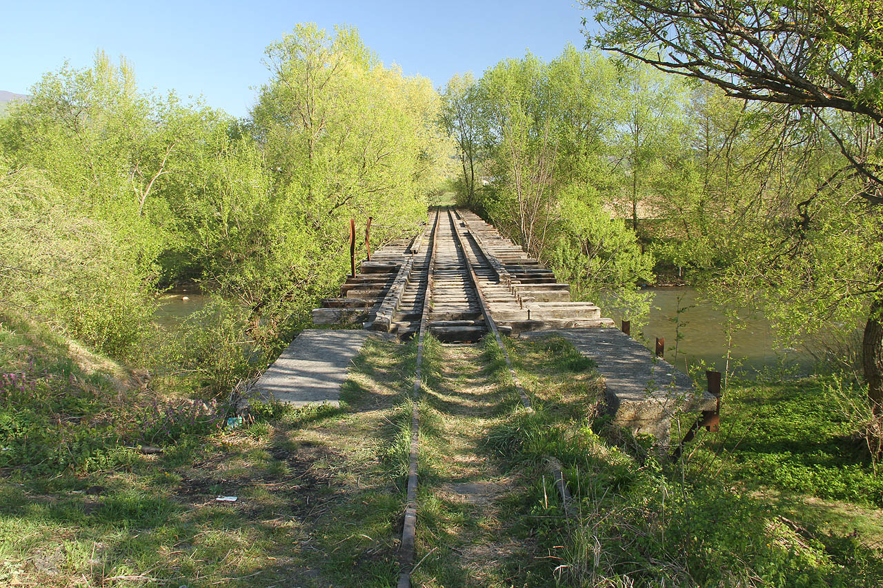 Most však zůstal zachován včetně kolejí a patří k nejmalebnějším zákoutím na kdysi rozsáhlé síti zakarpatských úzkokolejek.