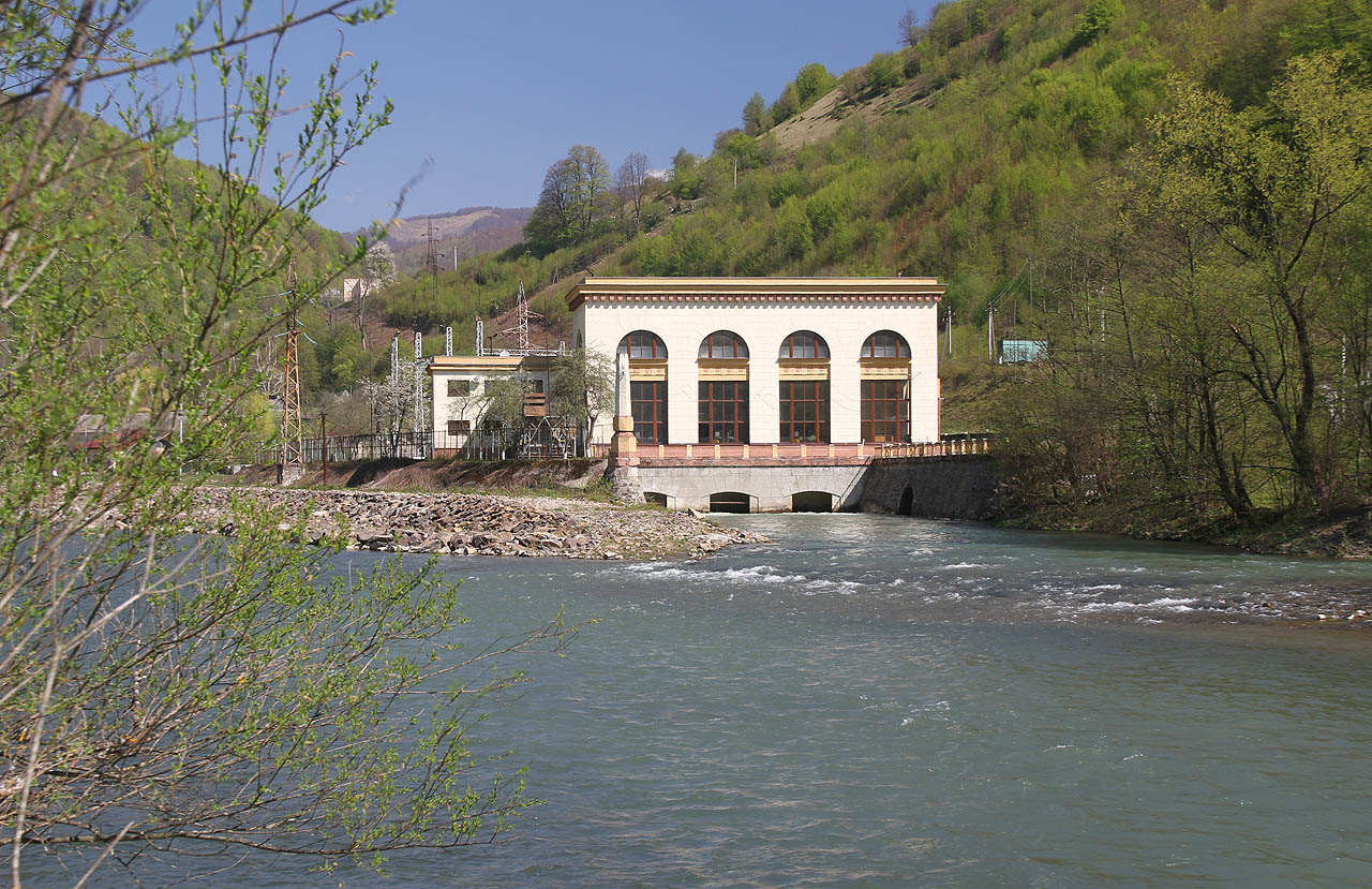 Další technickou zajímavostí podél naší cesty je Теребле-Ріцька vodní elektrárna, která využívá výškového rozdílu výše položeného údolí Těrebly a níže tekoucí řeky Riky a skrze 3,7 km dlouhý tunel a navazující tlakový přivaděč přelévá vodu z jednoho údolí do druhého. Původní plán stavby pocházel od Františka Křižíka z roku 1923, modernější sovětská elektrárna ale byla vystavěna až v letech 1949 až 1956.