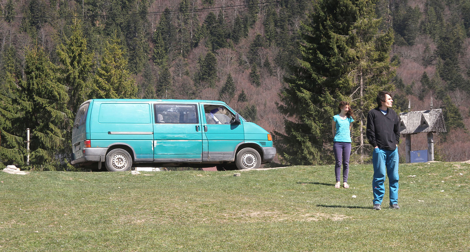 V tomto sedle jsme v roce 2006 s Vojtou narazili na příjemného a ochotného národního umělce, který nám celý večer nabízel ve své dače ty nejlepší zakarpatské dobroty - nakládané houby, zvěřinu i vlastní víno z užhorodských vinic. Tehdy se kolem silnice rozprostírala pustina - dnes už tu stojí několik hotelů, kostel a výstavba pokračuje dál.