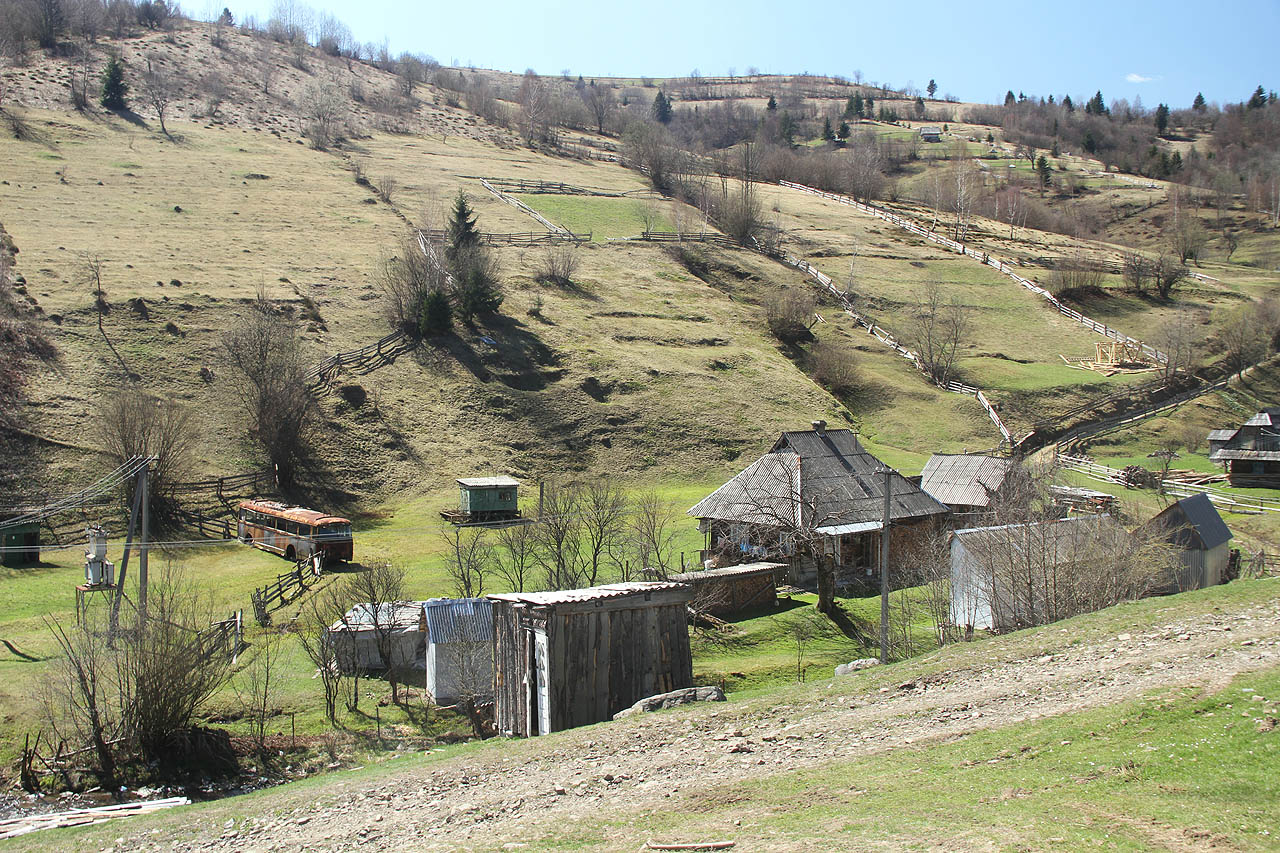 Na okraji Siněvíru stojí v zahradě torzo trolejbusu Škoda 9Tr.