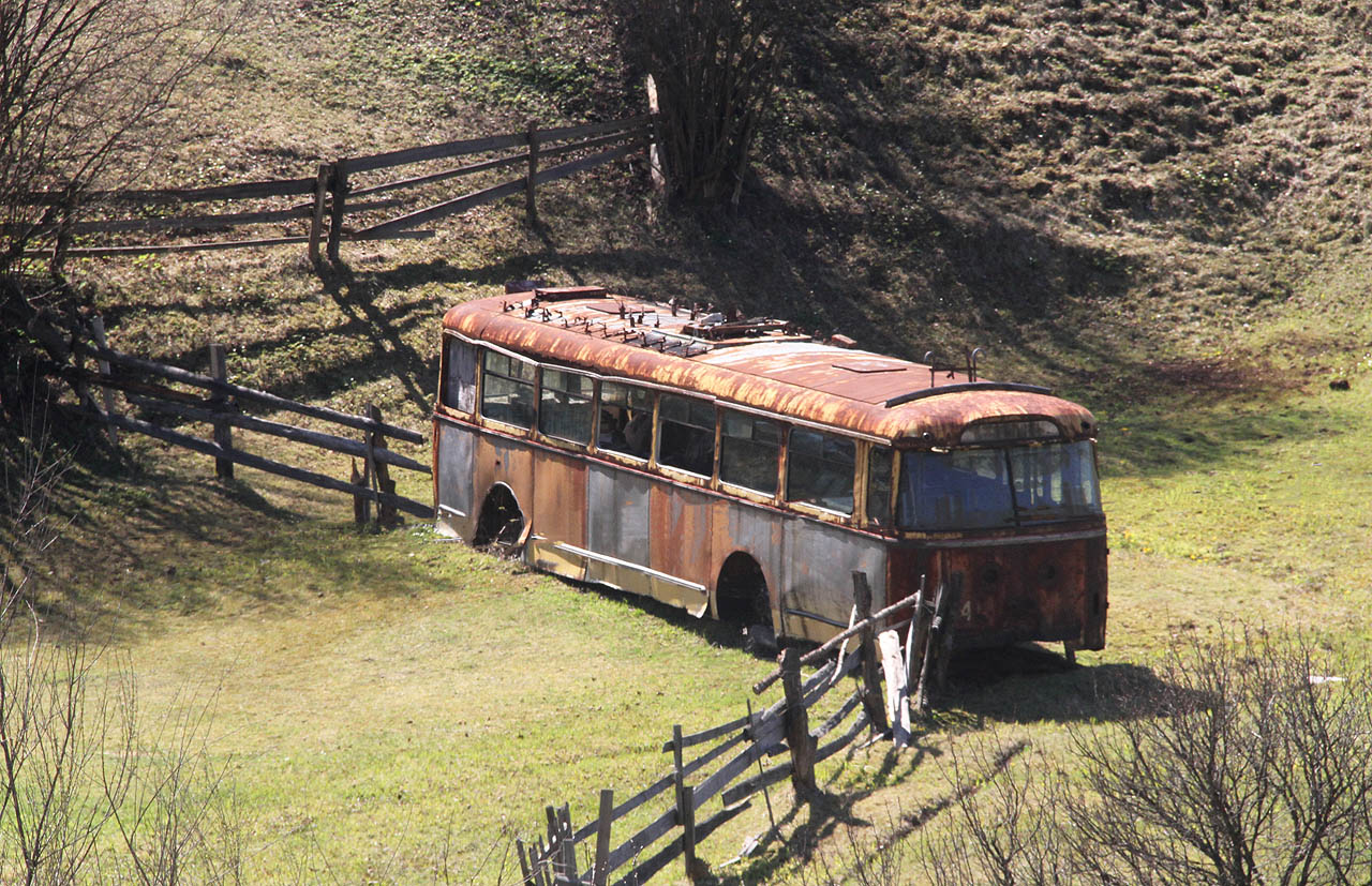 Záhada, jak se sem, na dno horského údolí daleko od měst, trolejbus dostal, zůstane už asi navždy nevyřešena.