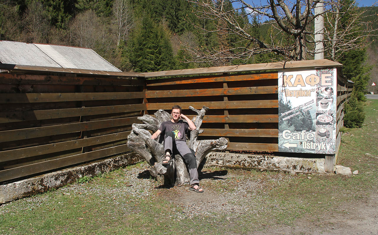 Vjezd vozem do národního parku není zakázaný, řídí se však přísnými pravidly, která obnáší mimo jiné získání bumážky pro hlídače. Je s tím sice troška vyřizování, ale k našemu překvapení, je celá transakce zadarmo.