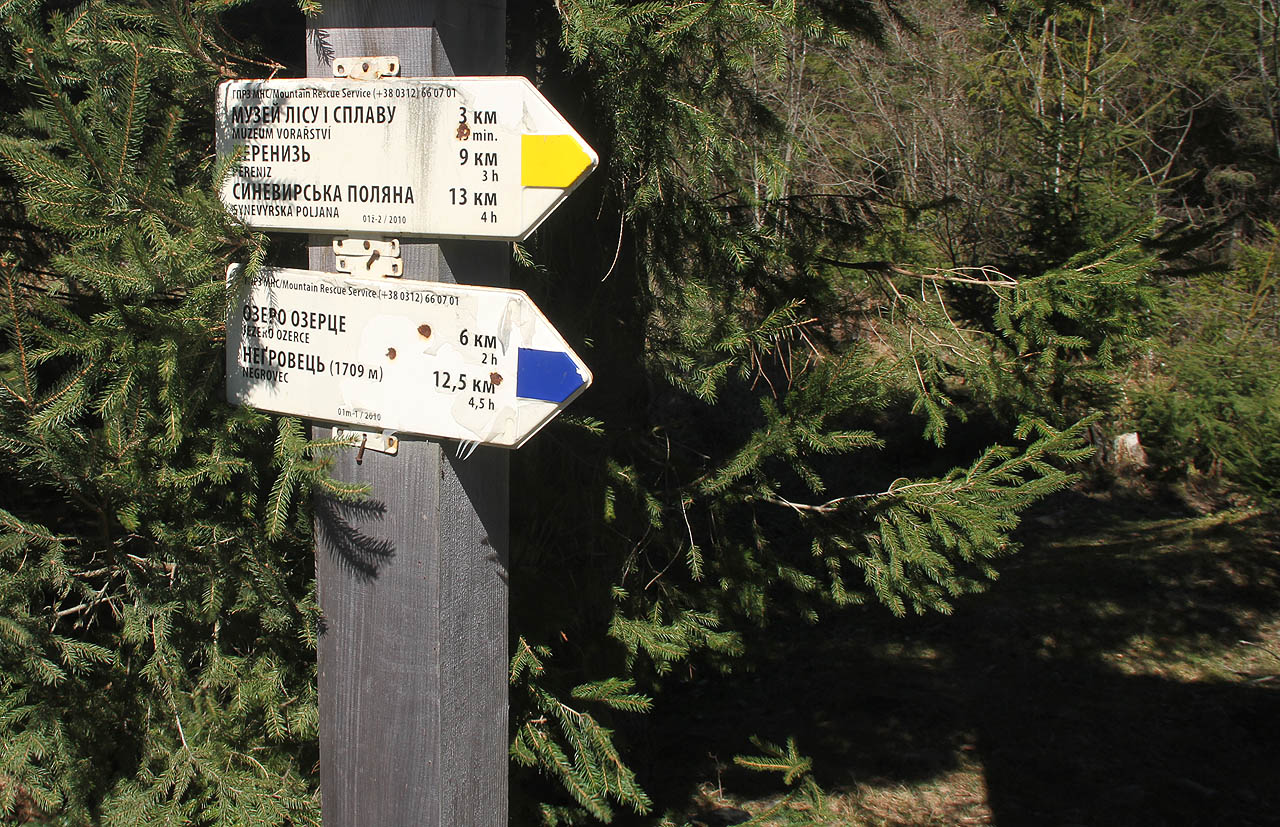 Turistické značení, kdysi podle českého vozru budované KČT, má dnes ve správě Hnutí Brontosaurus.