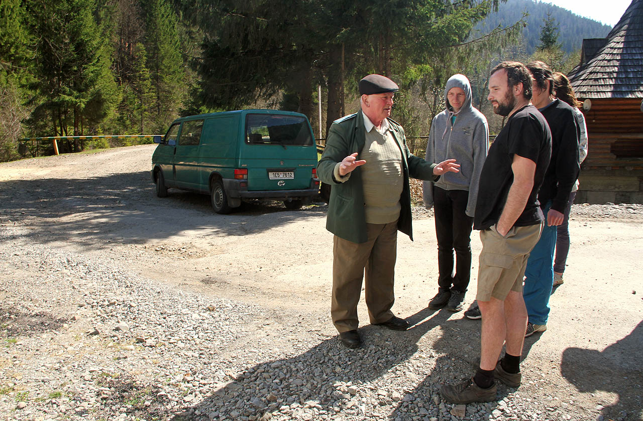 Před vjezdem do chráněné části národního parku malá přednáška o tom, jak se chovat v přírodě, včetně exkurze do historie vorařství. Na vorech ze Siněvíru se před sto léty stateční plavci plavili po Dunaji až do Černého moře!