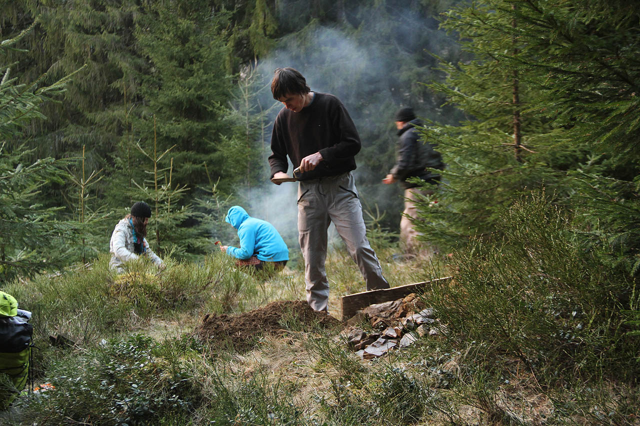 Ještě během pátku stihl ¥ vykopat jámu, do které jsme pak během soboty pod Martinovým vedením vybetonovali bytelný základ.