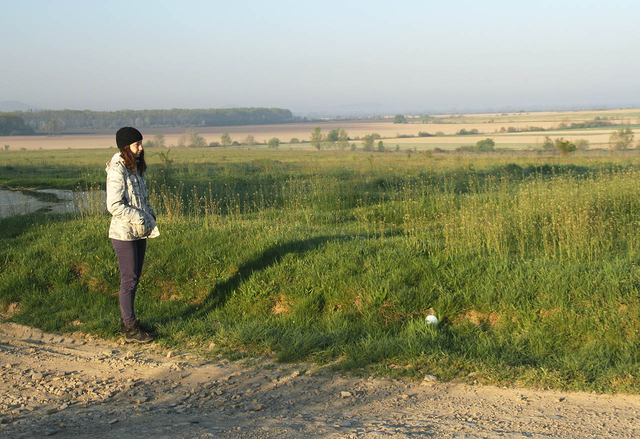 Z celého dne putování přes východní Slovensko, nákup traverz a cementu v Užhorodě a boj s rozbitými zakarpatskými silnicemi nemám žádnou fotku. Tábořili jsme u ohýnku nad vesničkou Макарово, odkud pochází ranní snímek před nástupem na třetí den cesty.