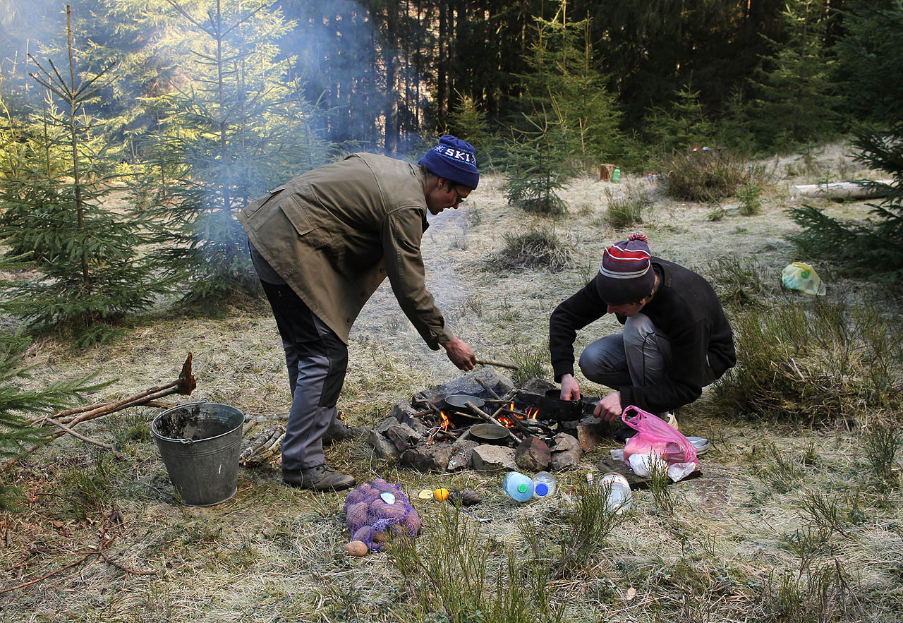Během soboty se nám podařilo totem zrekonstruovat, takže zbyl čas i na malou soutěž ve vaření na ohni z ukrajinských surovin (občas záhadných názvů).