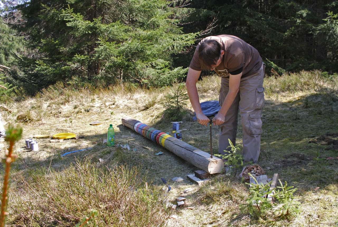 K nejlepším výkonům patřilo vyvrtání otvoru pro šrouby ručním vrtákem. Právě se o to pod dohledem citronového Žyvčyku pokouší Vašek.