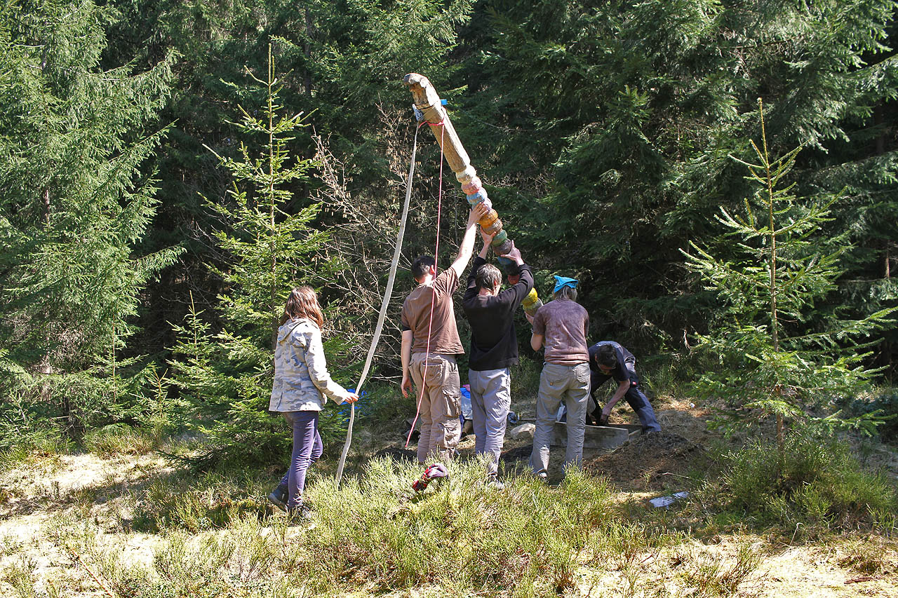 Ještě chybí žlutavé kolo úplňku, které bude třba za bobrova záda umístit posléze.