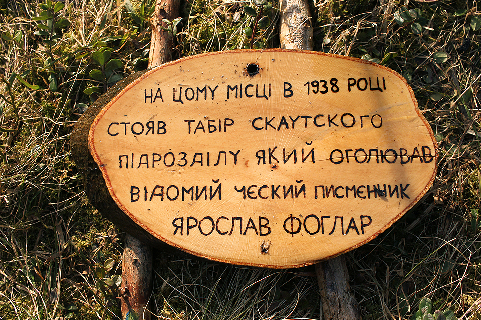 A taky placky informující v ukrajinštině a češtině, co že to tu vlastně stojí.