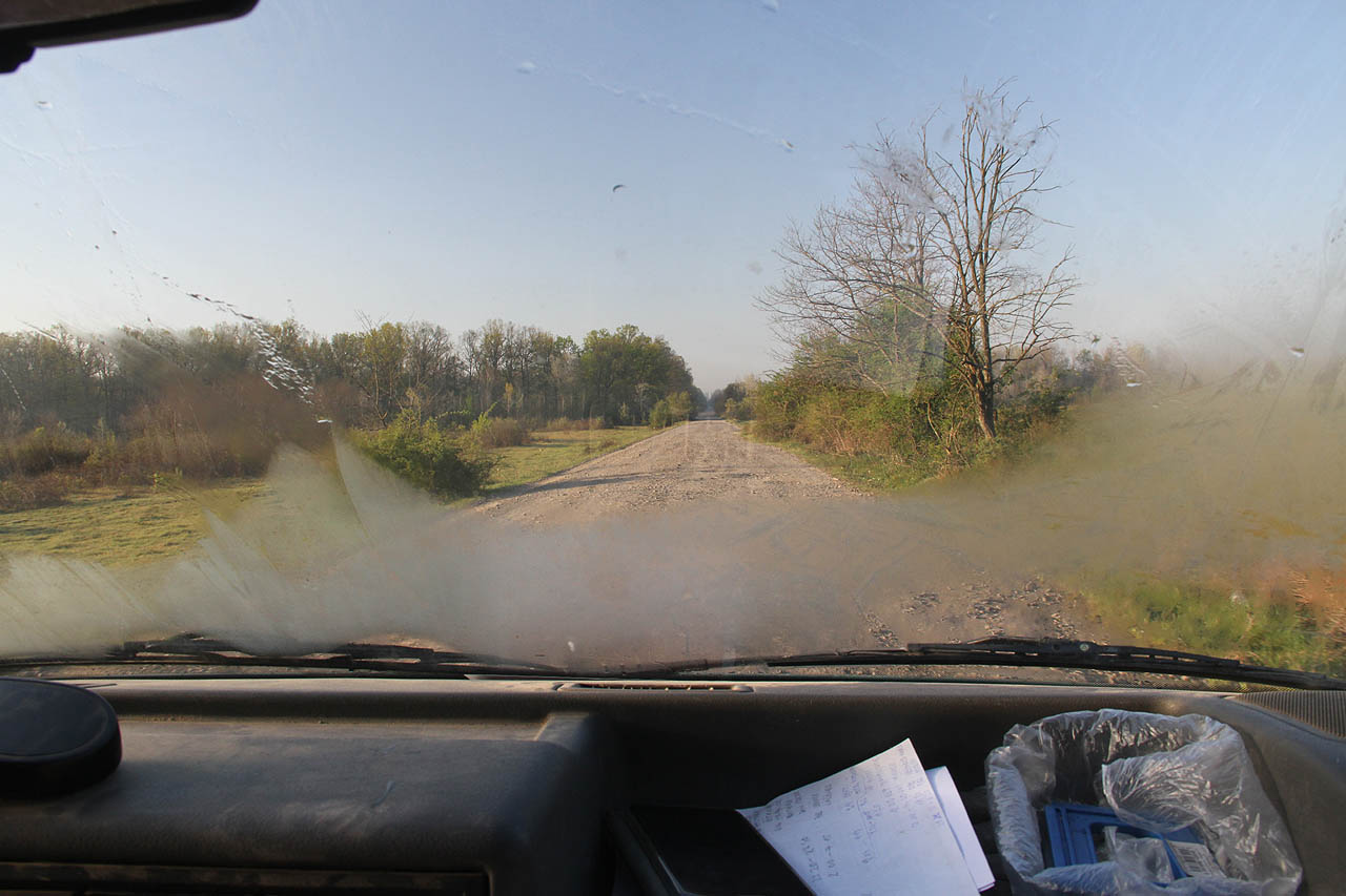 Na Zakraptské Ukrajině není žádnou vzácností natrefit na silnice sice široké, avšak nikdy nevyasfaltované. A to včetně těch nejhlavnějších, na kterých snad kdysi asfalt byl, ale po rozpadu Sovětského svazu ho odvály větry a deště.