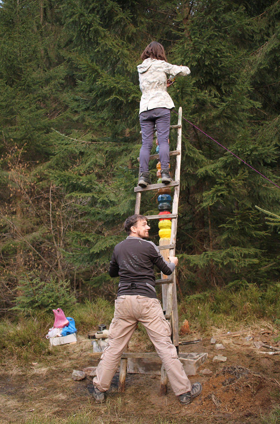 Ještě je třeba barevně osvěžit bobra na vrcholu.