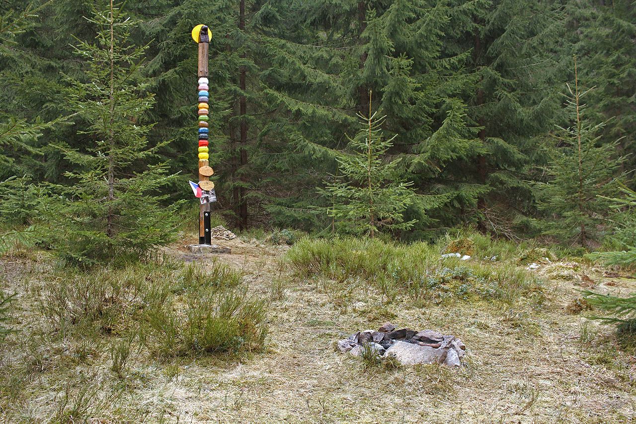Nechť místo slouží pro vzpomínku na smělého ducha Jestřába i jeho chlapců. Místem doslova prošla historie - pouhých pár měsíců po skončení „Tábora u Sinovíru“ tu začali podnikat diverzní akce polští záškodníci, pak vyhlásila Zakarpatská Ukrajina samostatnost, načež ji pohltili Maďaři, ke konci války se tudy převalila fronta a na dalších 46 let se stalo tábořiště součástí Sovětského svazu. Včetně vyhlášení národního parku a upadnutí do zapomnění, z něhož jsme jej v roce 2007 vytrhli teprve my.