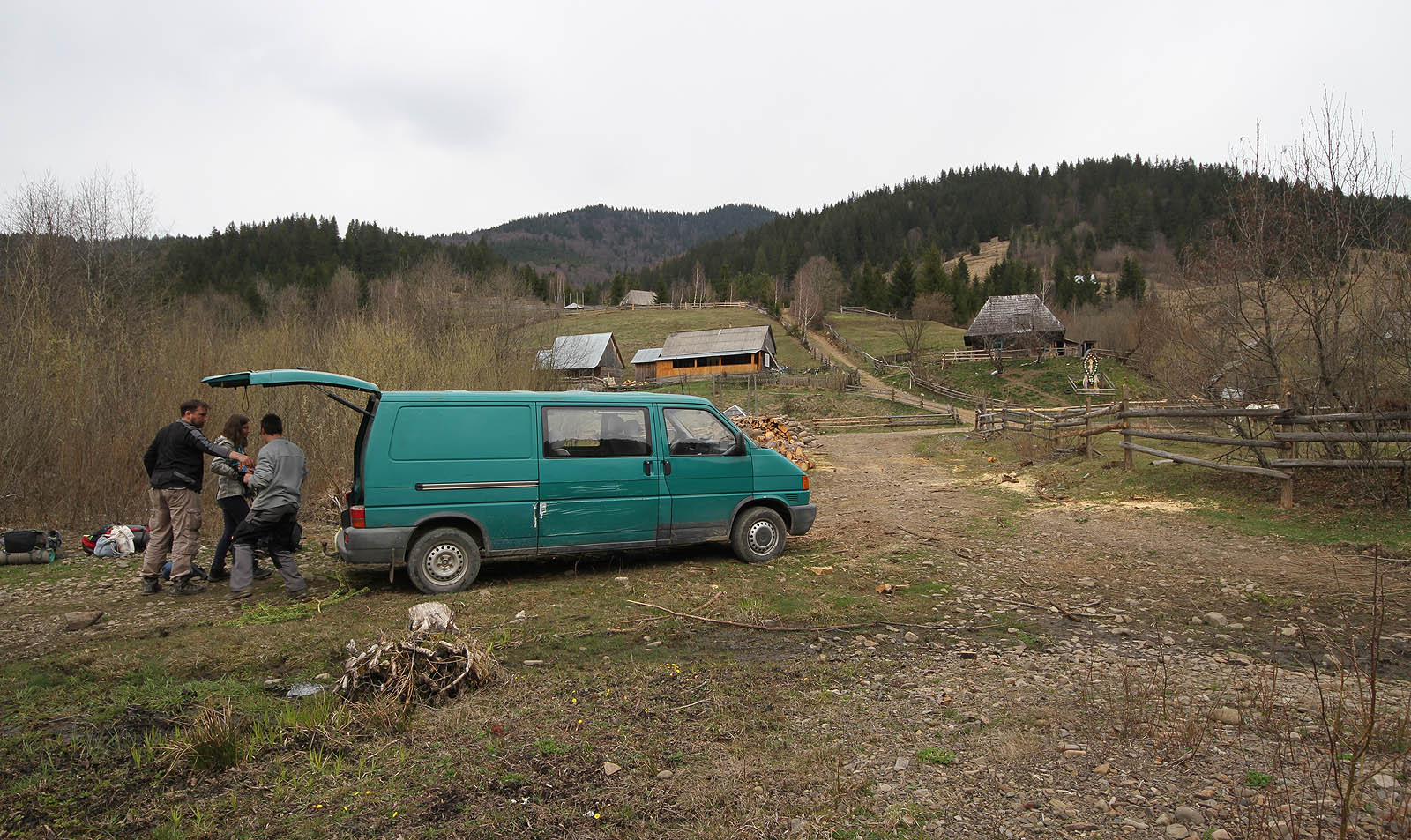 A je to tady. Šofér přivezl vůz, a tak nakládáme a loučíme se s říčkou Ozerjankou. Snad ne nadlouho.