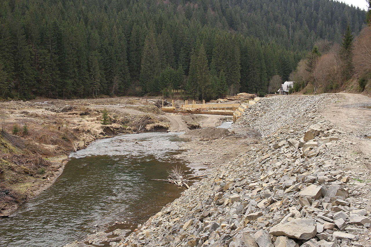 Že se na Ukrajině dalo v poslední době cosi do pohybu, je patrné i ze skutečnosti, že se po dvaceti letech konečně našly peníze na rekonstrukci kopie historické klauzy, která se protrhla v roce 1994, rok po svém dokončení. Bohužel se peníze v polovině stavby zase ztratily, a tak je rozestavěná hráz typickým mementem. Snad se ji podaří dokončit dřív, než přijde jarní povodeň, která ji zase zničí.