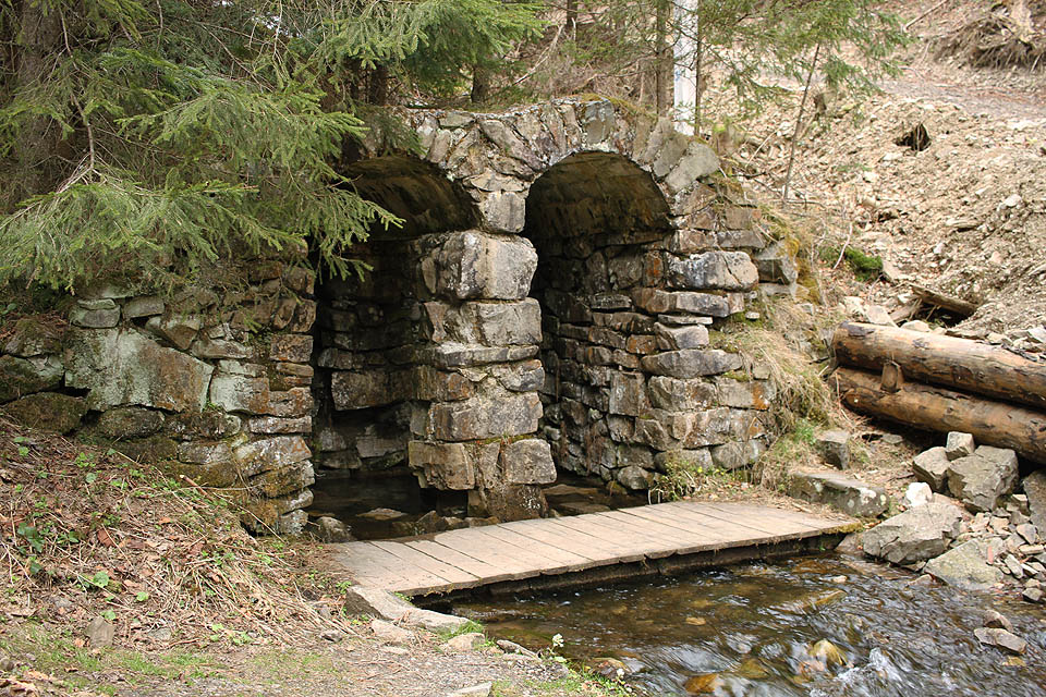 Protože nám zbylo pár hodin času, vyrazioli jsme ještě k velkému Siněvírskému jezeru. Toto je upravený vývěr potoka, který prosakuje skrze přirozenou hráz jezera.