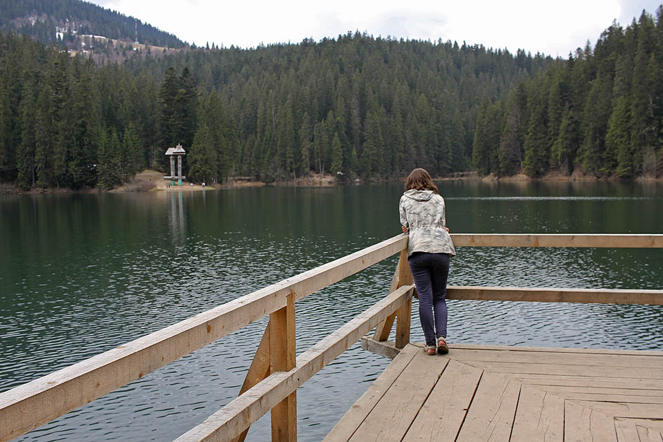 A jezero samotné, rozložené v klínu hlubokých karpatských lesů. Před dvěmy roky jsme <a href="/reportaz/2017UKR">prošli sedlem nad jezerem</a> a přišli k vodě z opačné strany.