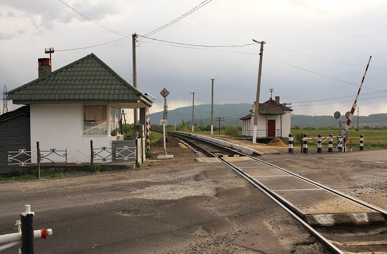 Železniční zastávka Велика Копаня s romantickým stanovištěm závorářky, která mě za tento snímek hnala i s foťákem svinským krokem.