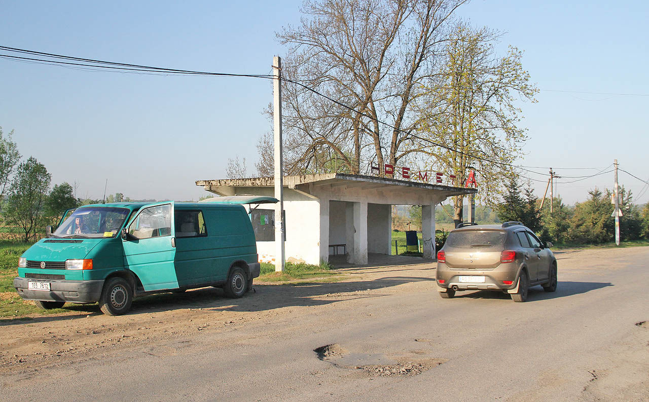 Také sem se kdysi dalo dojet vlakem. Otřásal se dokonce méně než osobní auta na silnici plné děr. Ale není zbytí - jedeme dál.