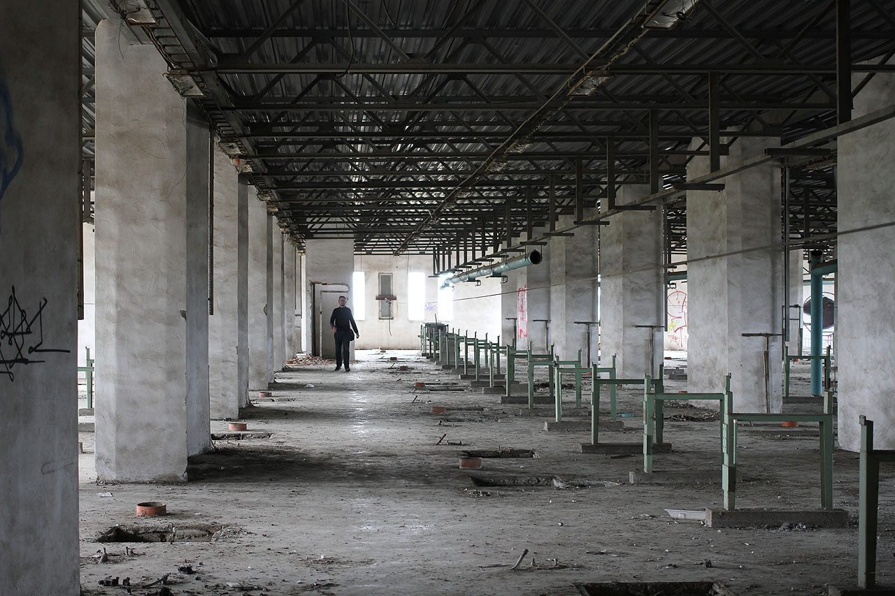 Sila o výšce desetipodlažních domů jsou otevřená a spadnout do nich může prakticky kdokoliv.