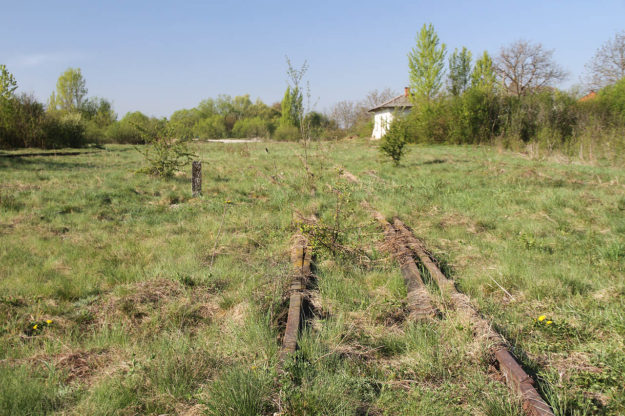Dnes stanici Приборжавське pohlcuje příroda.