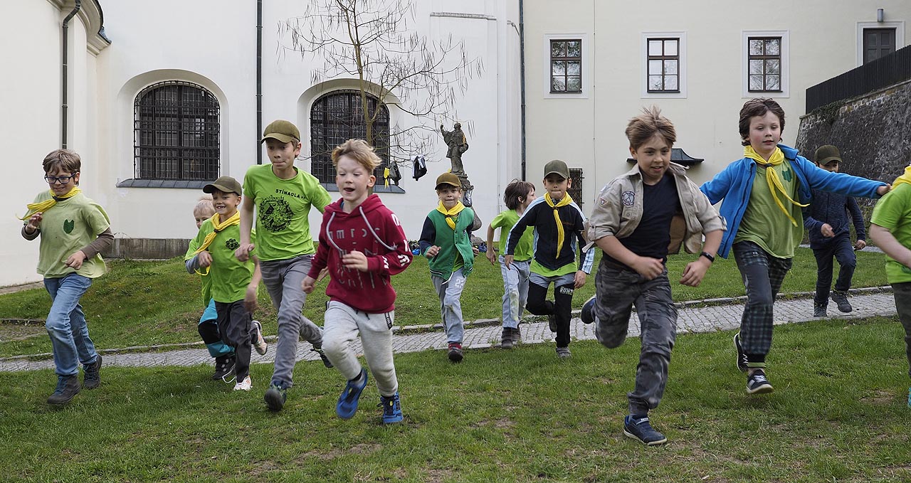 A nejen všem vlčatům ve Křtinách, ať se daří nejméně tak dobře, jako dosud.