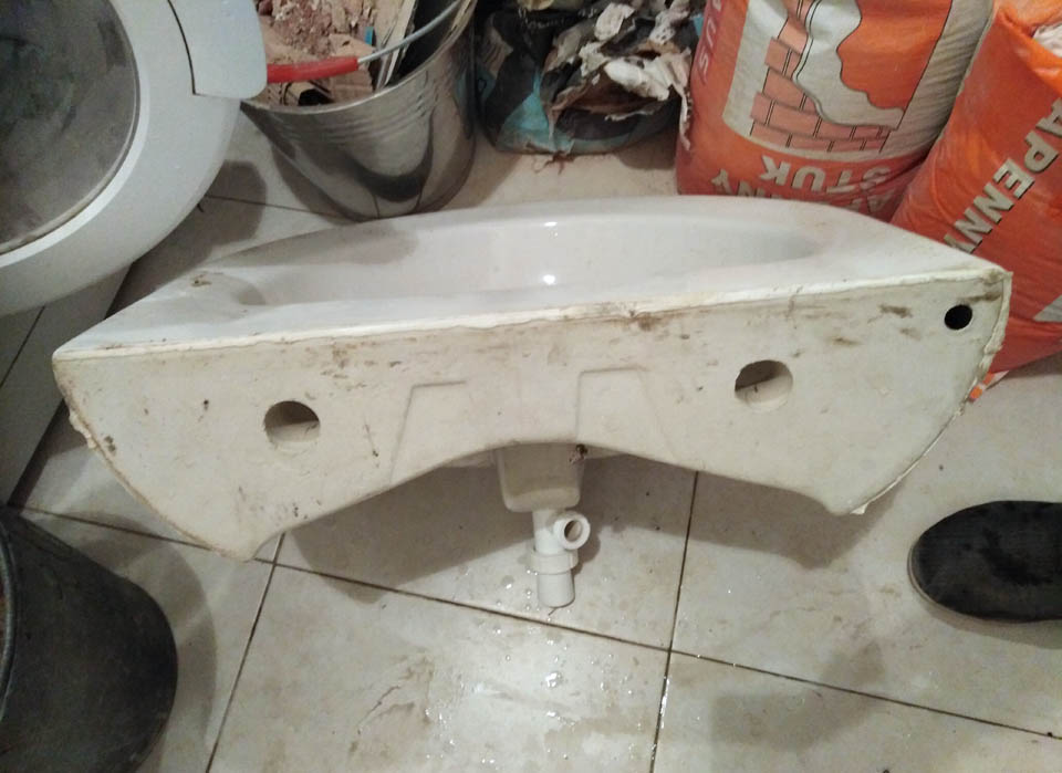 Namodralé umvyadlo zřejmě ze 70. let jsem nahradil sice prakticky novým, ale stylově vhodnějším, které jsem odkoupil od Vojty.