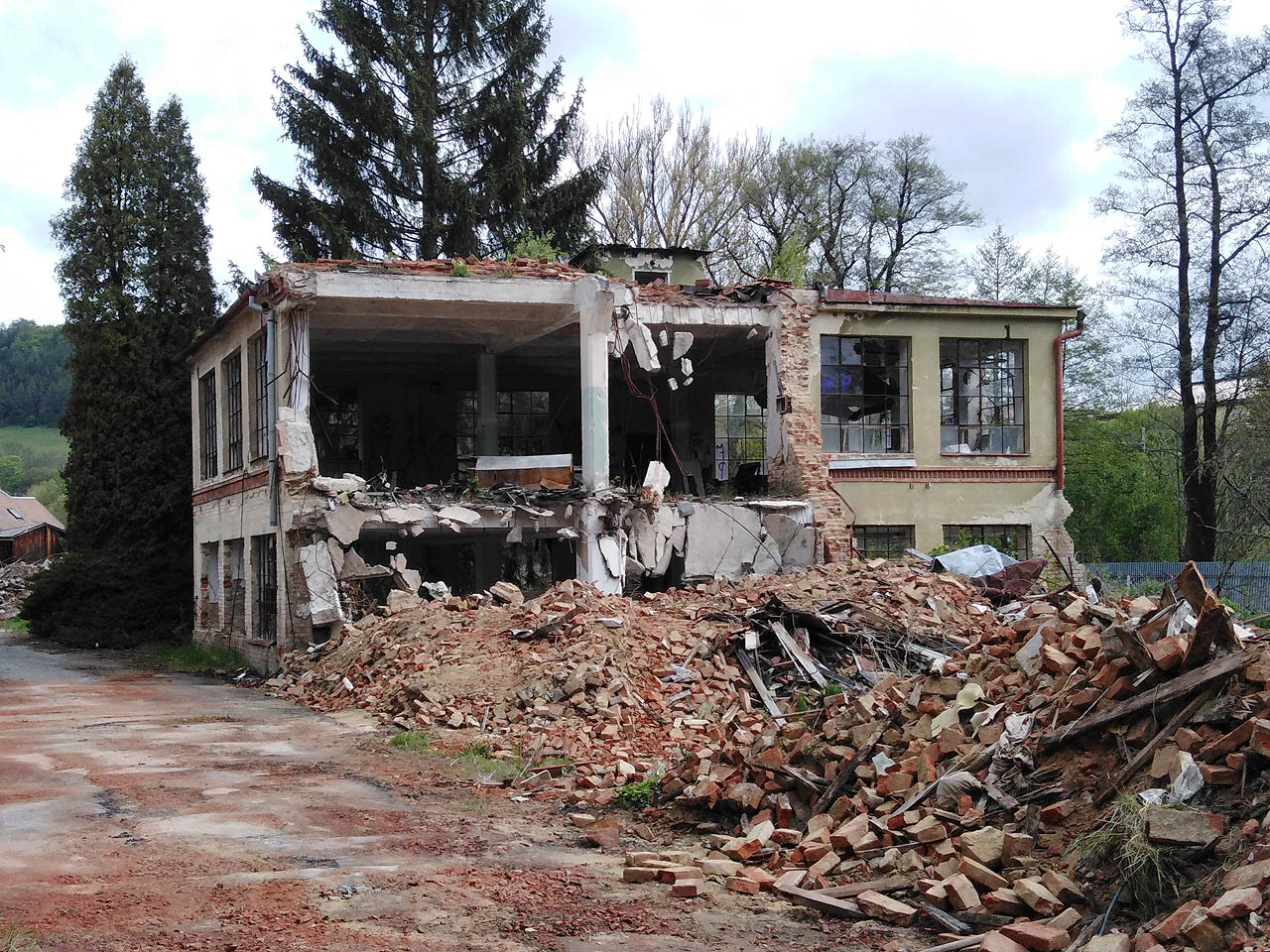 Od pana Opršala víme, že tu někde musela stát budova elektrárny, pod kterou se možná dodnes ukrývá zapomenutá turbína. Zde jsme si ovšem dělali naděje marně.