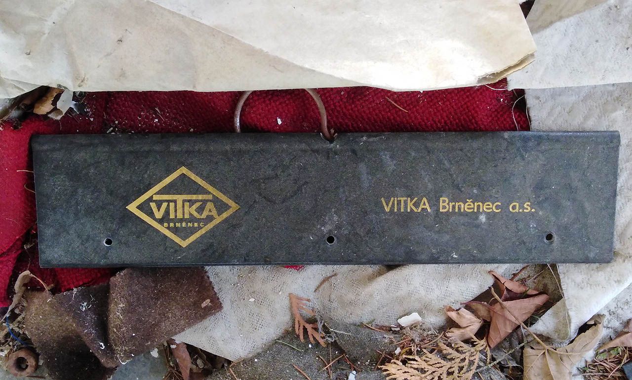 Neznámý předmět (snad součást desek vzorníku tkanin) z poslední fáze existence továrny, již jako akciové společnosti <a href="/Tema/Vitka">Vitka</a>.